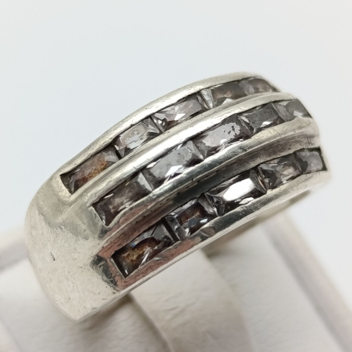 Sterling silver ring with 15 clear stones - weighs 7.3g - size Q