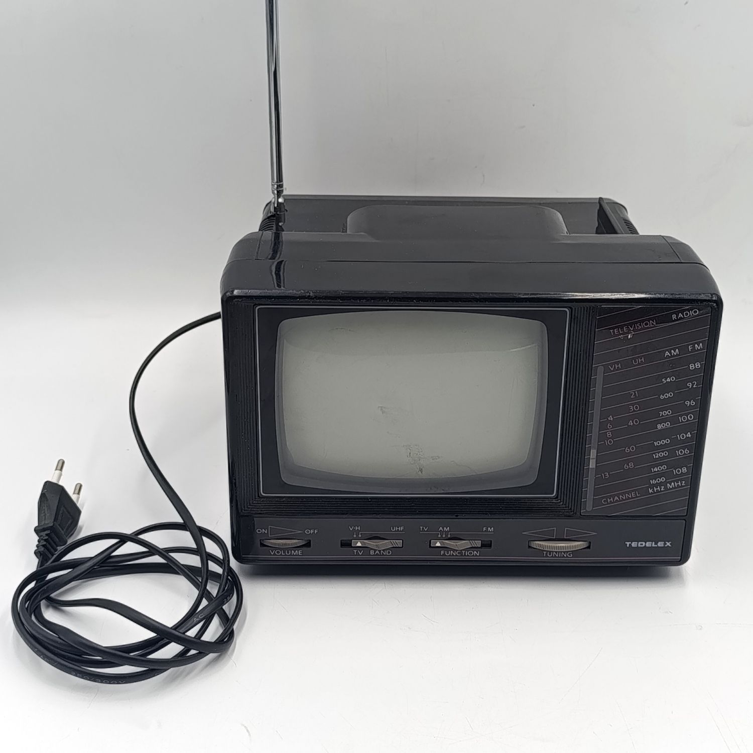 Vintage Tedelex Model-ACN7205 portable Television / radio - working
