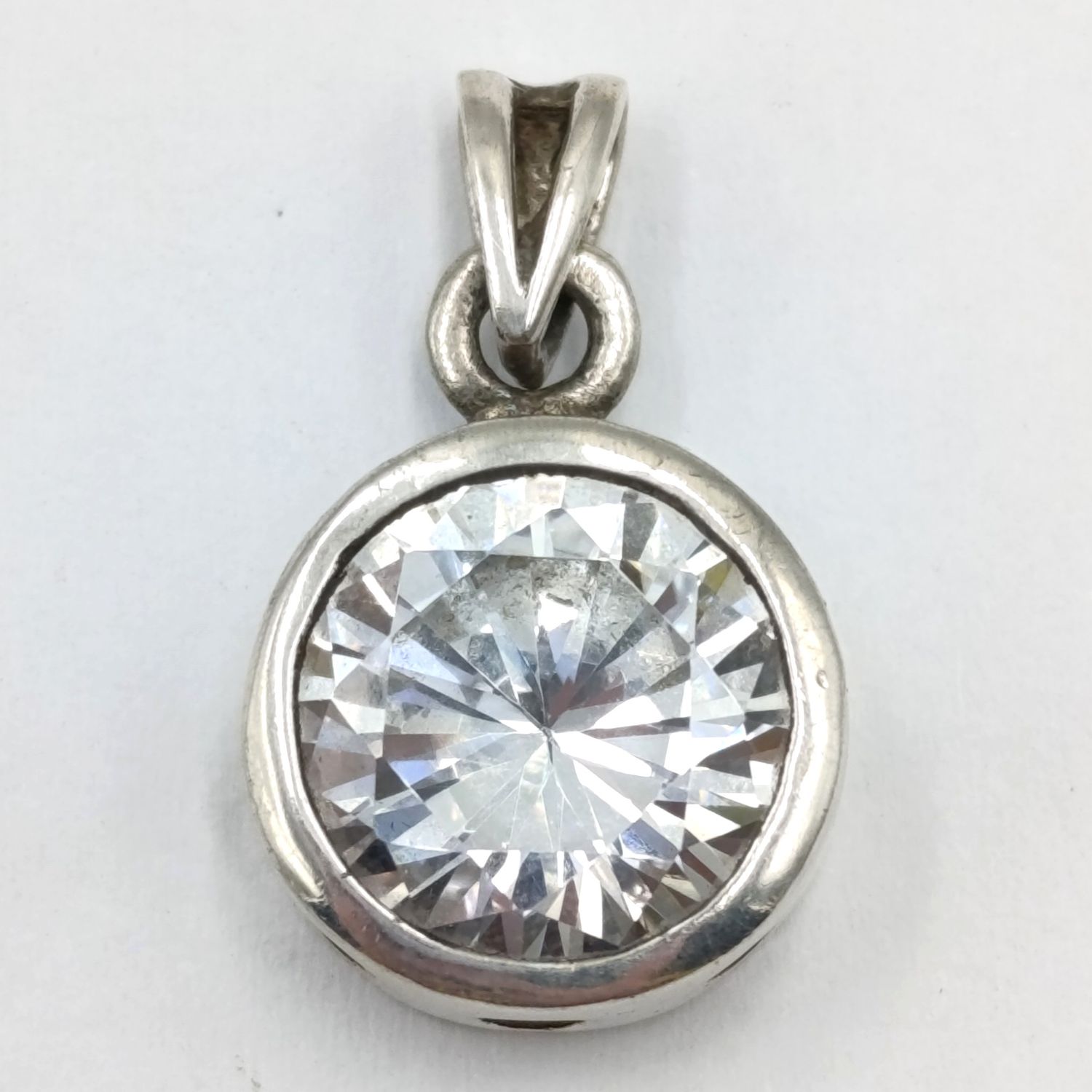 Sterling silver pendant with large clear stone - weighs 3,8 grams