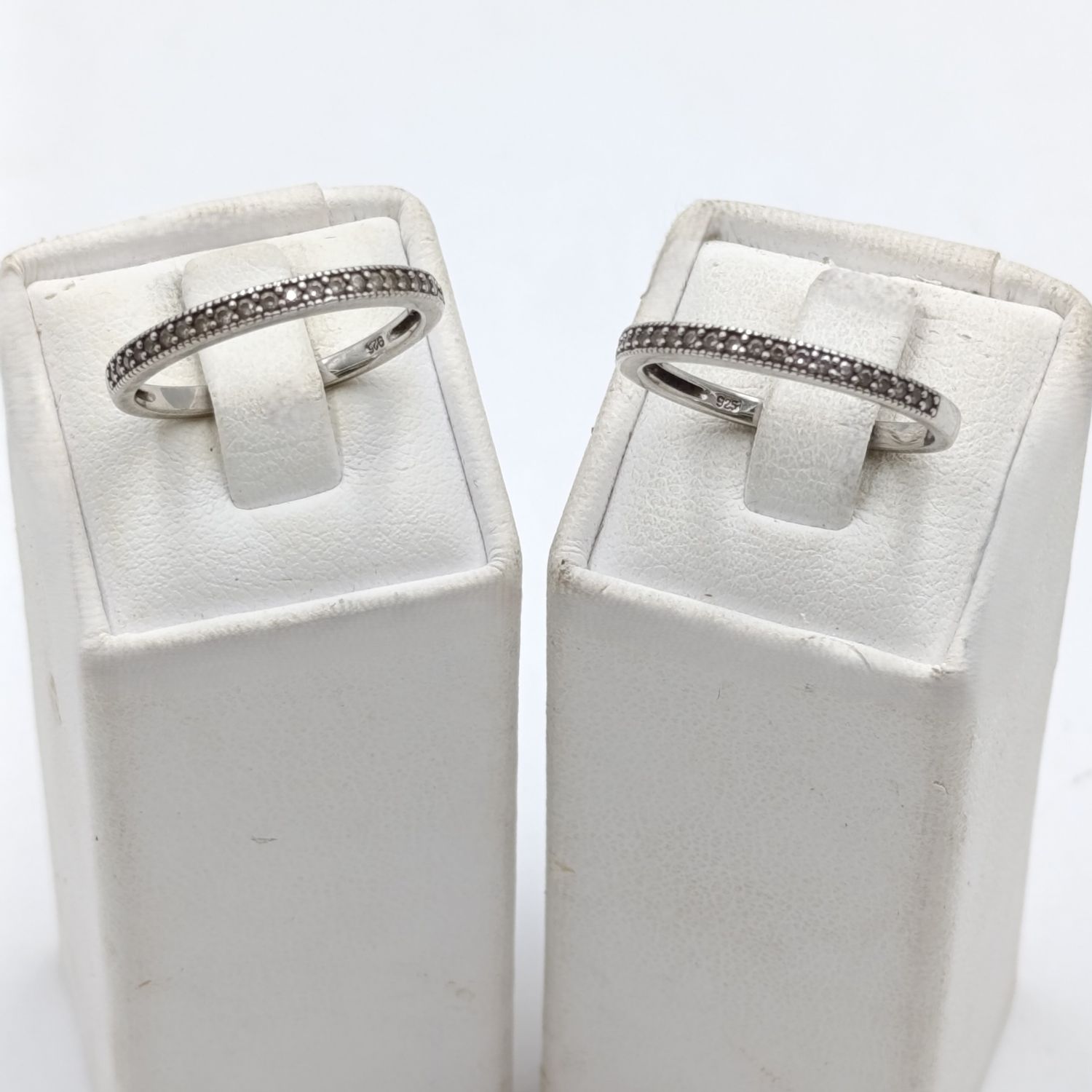Pair of sterling silver wedding band rings with clear stones - weighs 3,2 grams - Size O