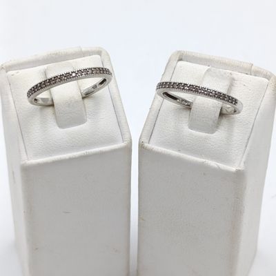 Pair of sterling silver wedding band rings with clear stones - weighs 3,2 grams - Size O