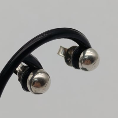 Pair of sterling silver studs earrings - weighs 0.2g