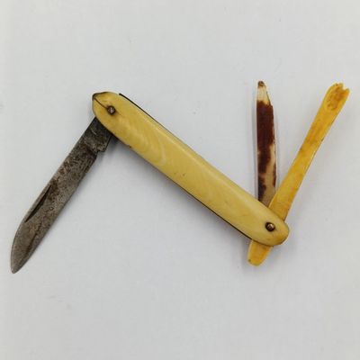 Antique small pocket knife with snuff spoon and picks