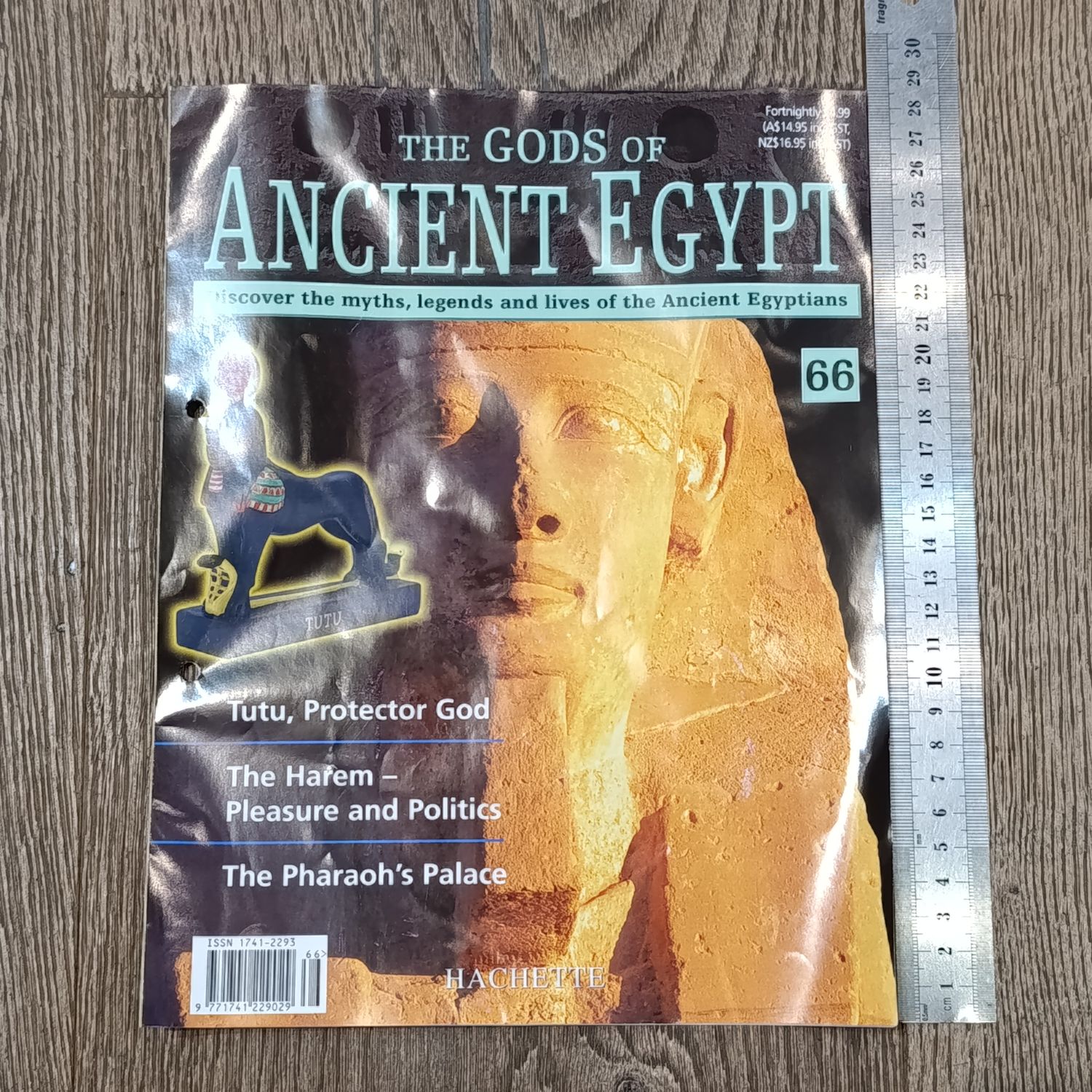 Lot of 5 gods of Ancient Egypt figurines with magazines