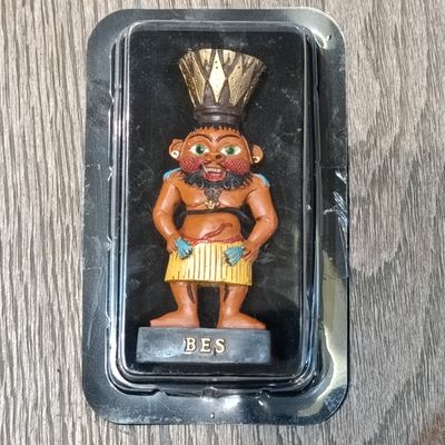 Lot of 5 gods of Ancient Egypt figurines with magazines