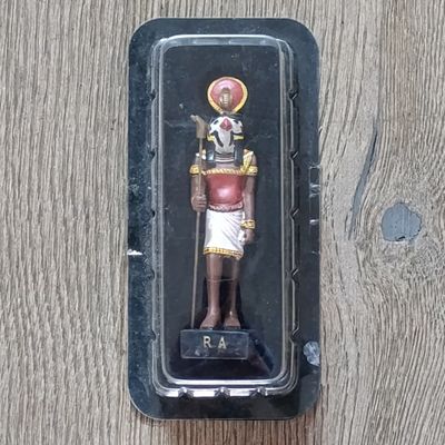 Lot of 5 gods of Ancient Egypt figurines with magazines