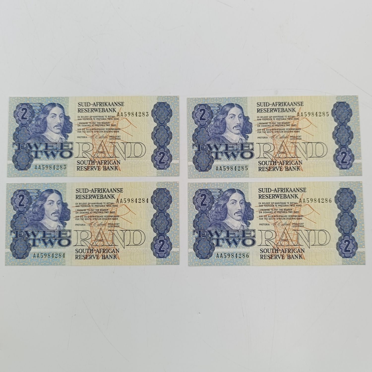 South Africa Cl Stals Lot of 4 uncirculated R2 banknotes AA series consecutive numbers