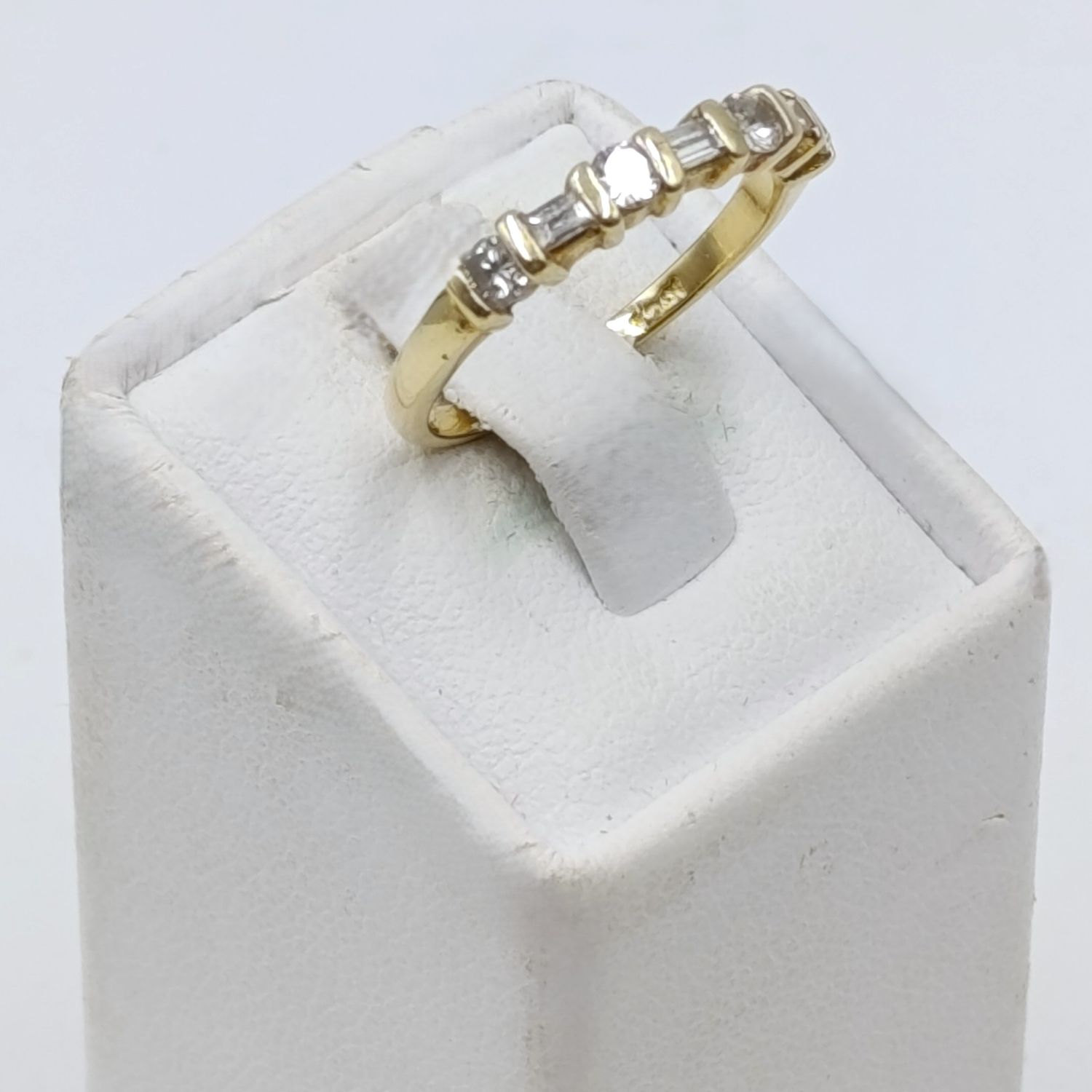 18kt Yellow gold diamond ring with 4 round diamonds and 3 baguettes - weighs 2,2 grams - size J 1/2