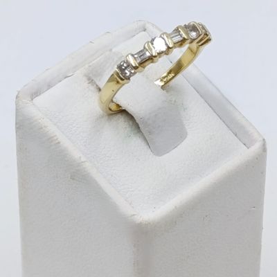 18kt Yellow gold diamond ring with 4 round diamonds and 3 baguettes - weighs 2,2 grams - size J 1/2