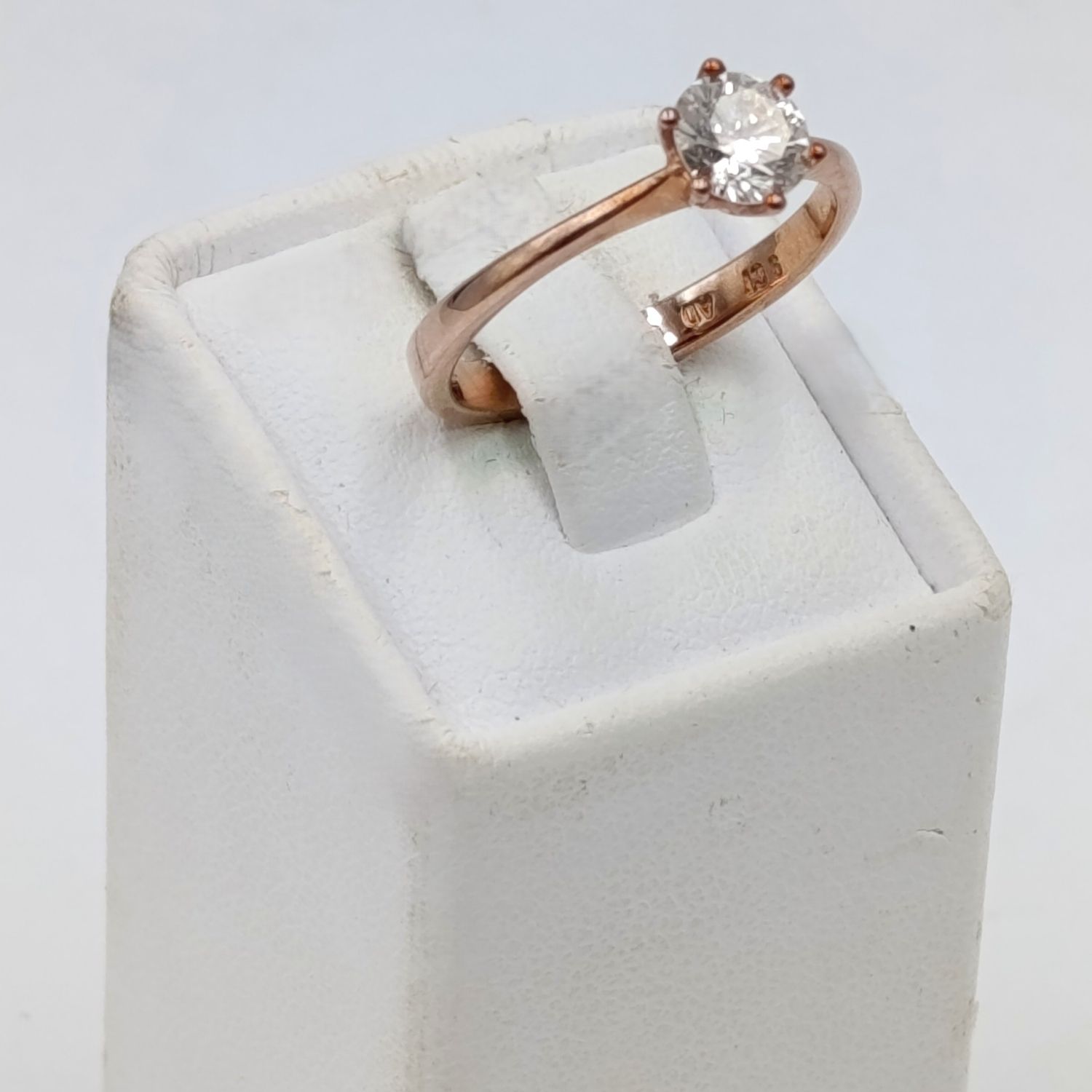 9kt Rose Gold diamond ring with appr. 0,70ct round diamond - weighs 2,0 grams - size M