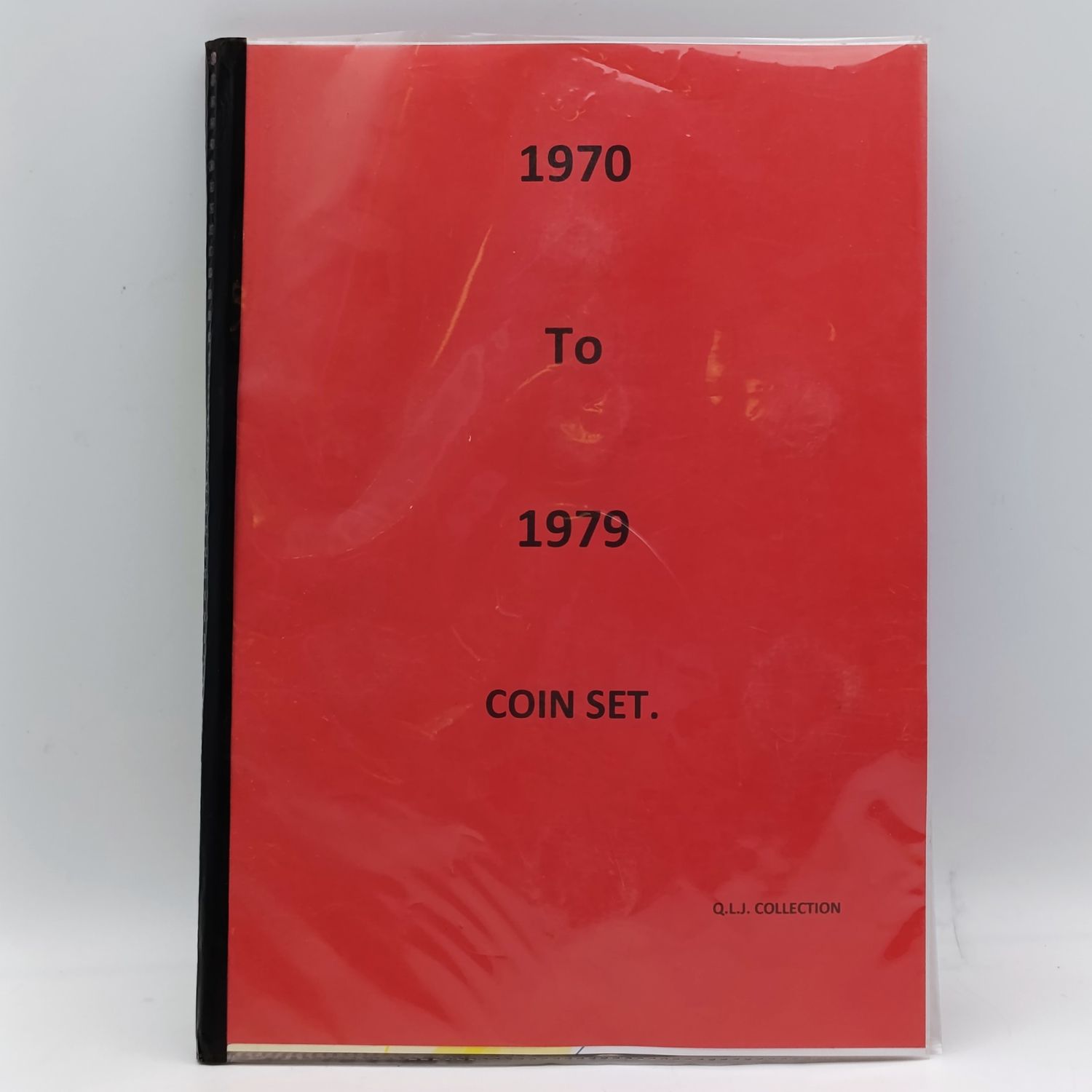 South Africa folder with coins from 1970 to 1979 - including silver rands 1970 to 1976 and all scarce half cents 1971 to 1979 - Also scarce 1970 and 1973 Twenty cents