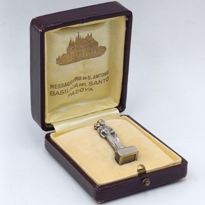 800 Silver St Autouic statuette in original box - 14,7 grams statue alone
