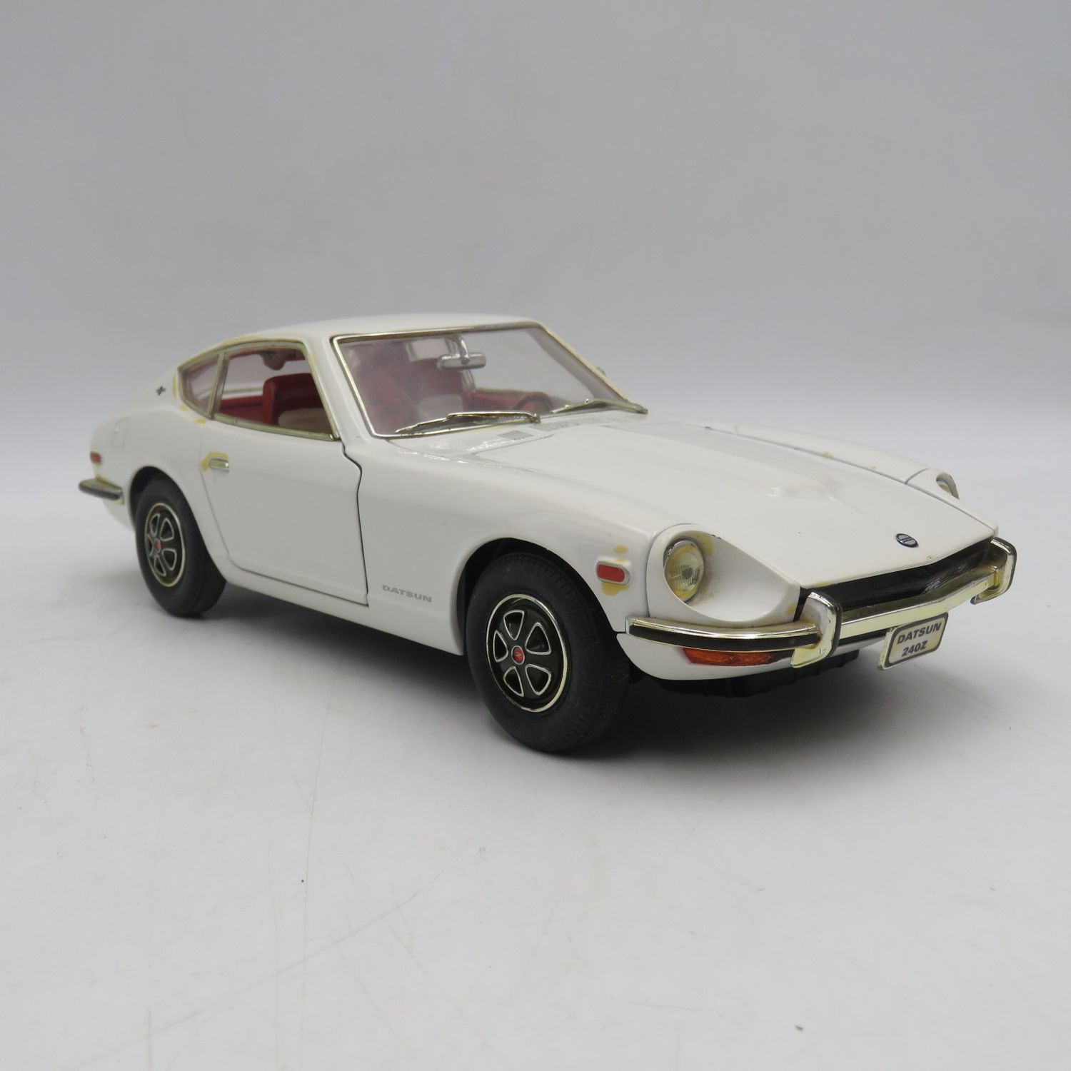 Road Signature 1970 Datsun 240Z die-cast model car - Scale 1/18