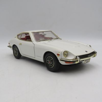 Road Signature 1970 Datsun 240Z die-cast model car - Scale 1/18
