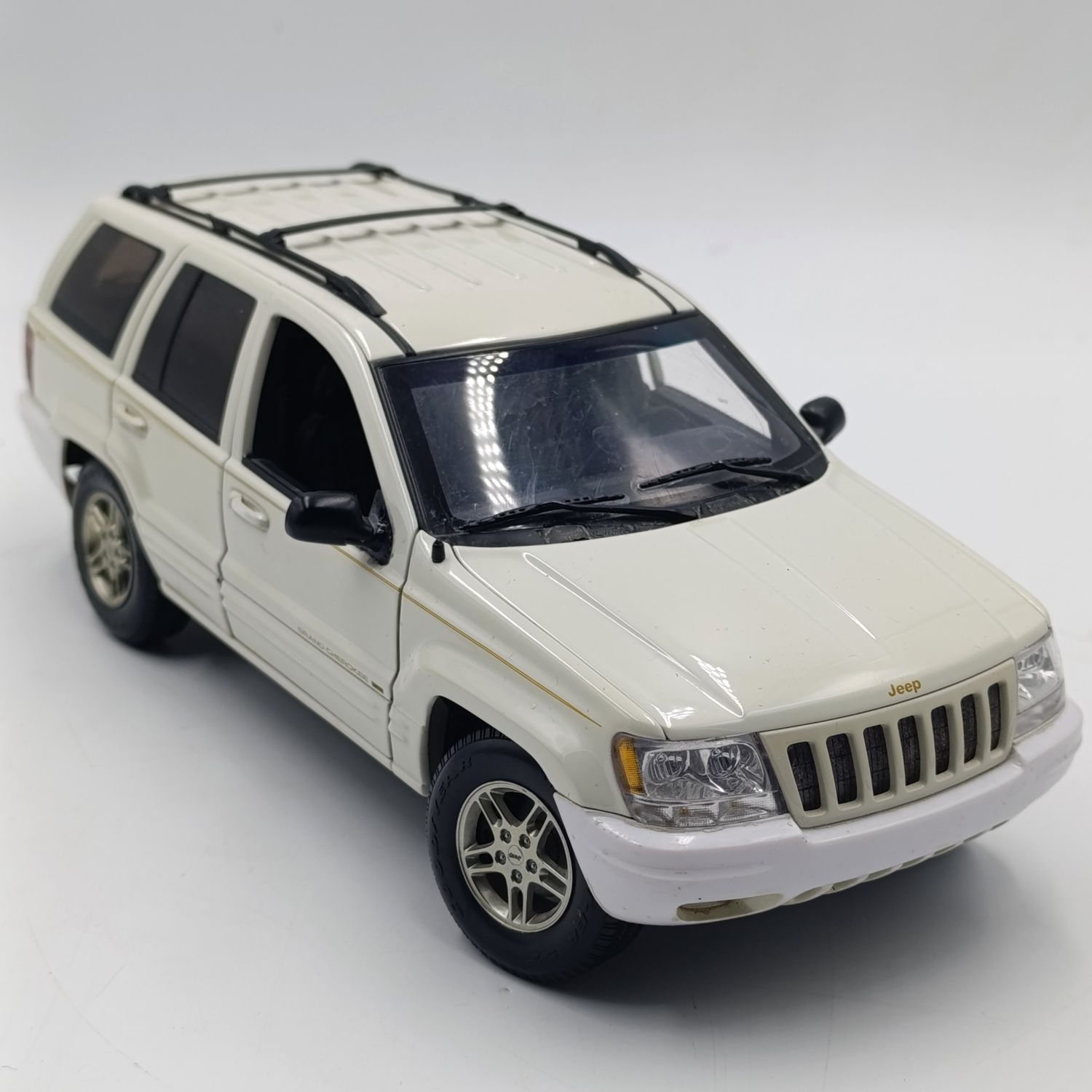 AutoArt 1999Jeep Grand Cherokee die-cast model car - scale 1/18