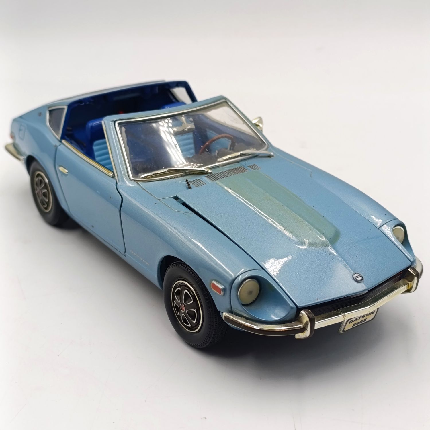 Road Signature 1970 Datsun 240 Z die-cast model car - scale 1/18