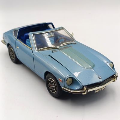 Road Signature 1970 Datsun 240 Z die-cast model car - scale 1/18