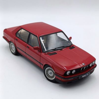 AutoArt BMW M5 E28 die-cast model car - scale 1/18