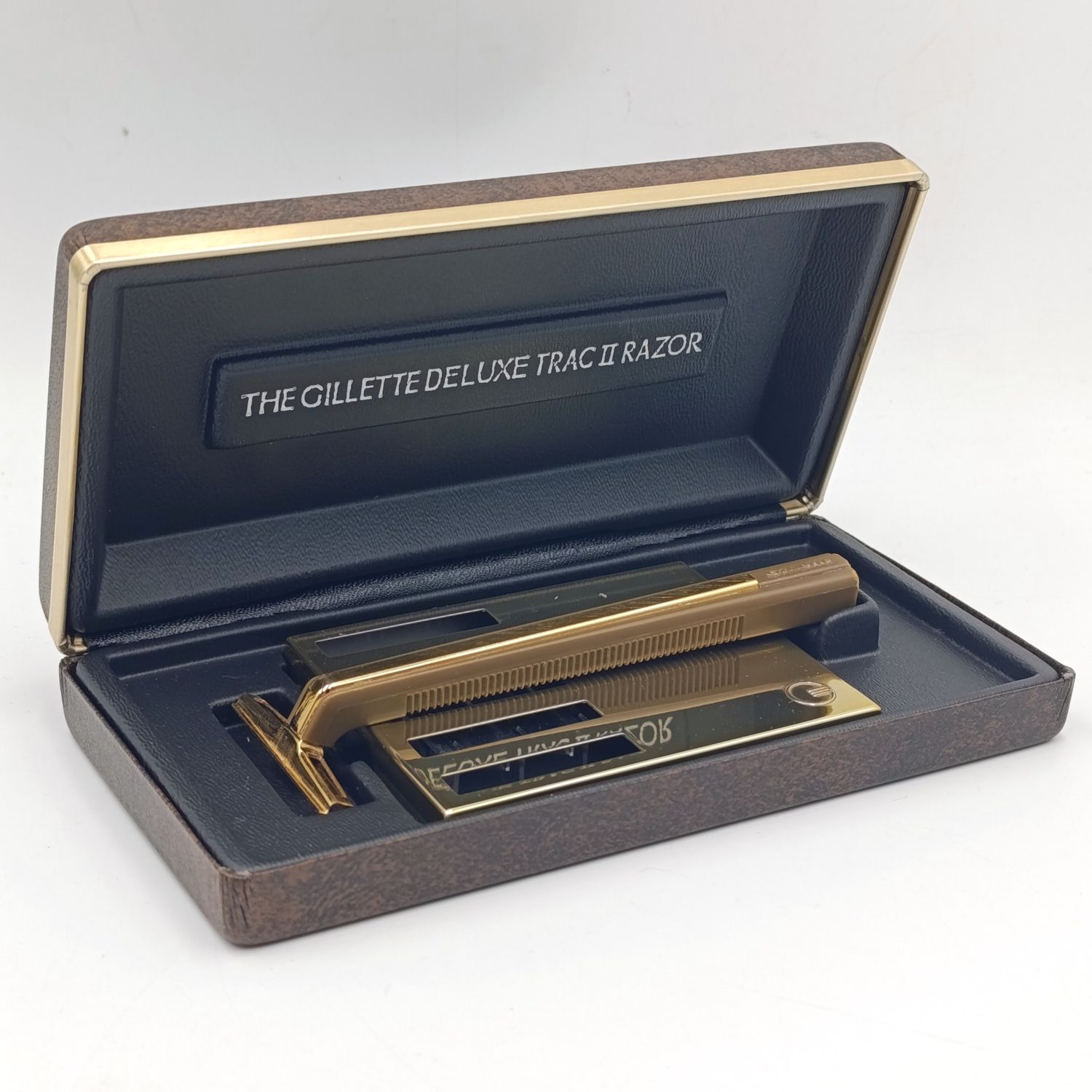 Vintage Gillette Deluxe Trac II razor in case with 6 blades