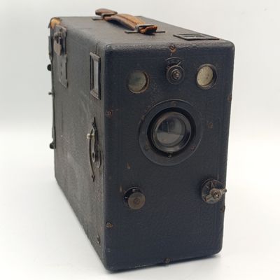 Antique Falling plate box camera - leather handle broken