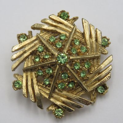Vintage gold color brooch with green stone - Arte Deco