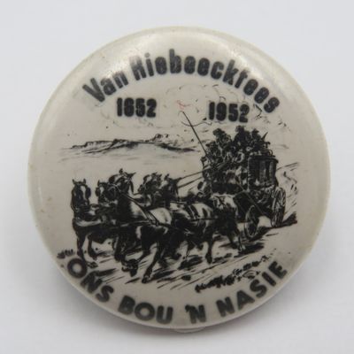 1952 Van Riebeeckfees button brooch - Ons Bou &#39;n nasie