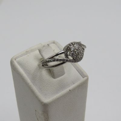 Sterling silver ring with clear stones - weighs 2,4g - size P