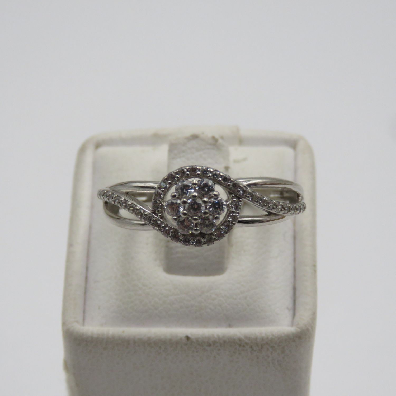 Sterling silver ring with clear stones - weighs 2,4g - size P