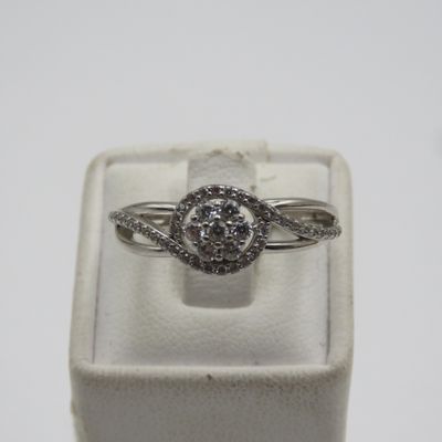 Sterling silver ring with clear stones - weighs 2,4g - size P