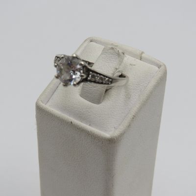 Sterling silver ring with clear stones - weighs 2,2g - size P