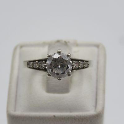 Sterling silver ring with clear stones - weighs 2,2g - size P