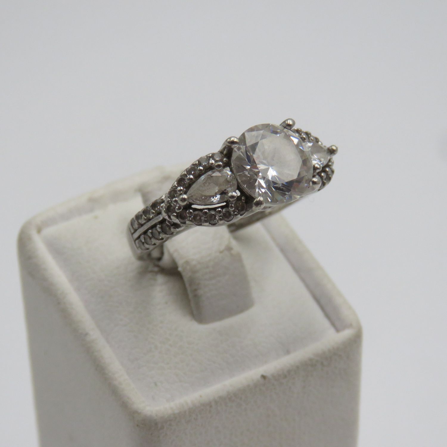 Sterling silver ring with clear stones - weighs 4.1g