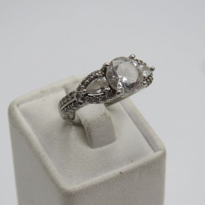Sterling silver ring with clear stones - weighs 4.1g