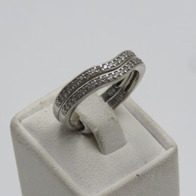 Pair of Sterling silver wedding band set with clear stones - weighs 4,4g - size P