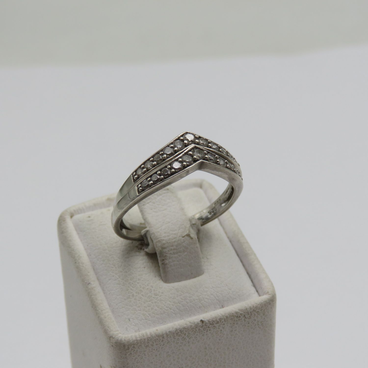 Pair of Sterling silver wedding band set with clear stones - weighs 2.7g - size P