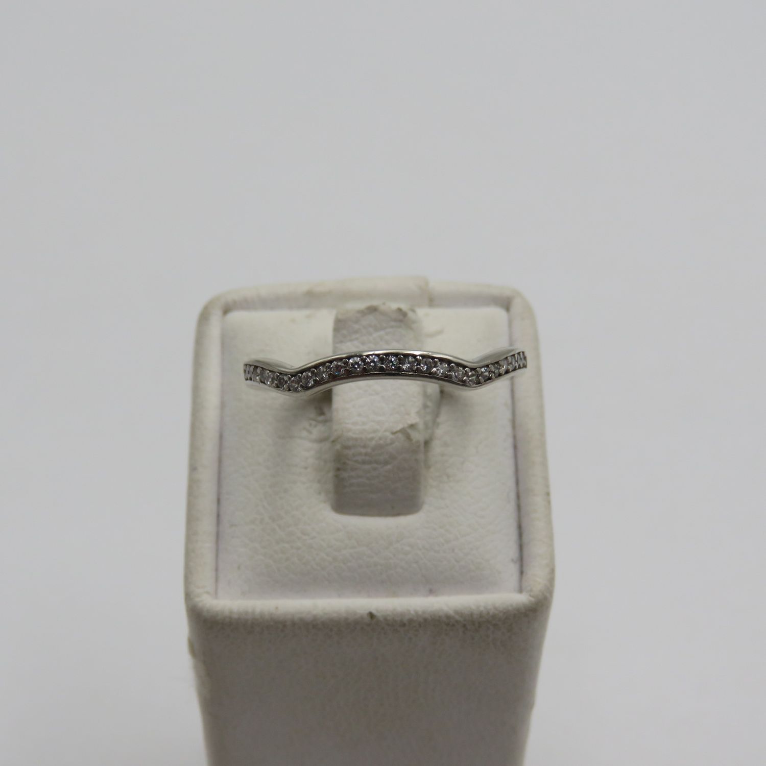 Sterling silver ring band with clear stones - weighs 1.7g - size N