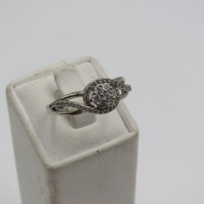 Sterling silver ring with clear stones - weighs 2,7g - size 0½