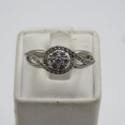Sterling silver ring with clear stones - weighs 2,7g - size 0½