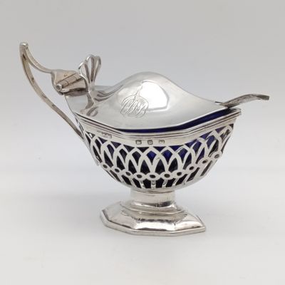 Hallmarked Sterling silver mustard pot with blue glass octagonal inside - silver alone is 57,9g