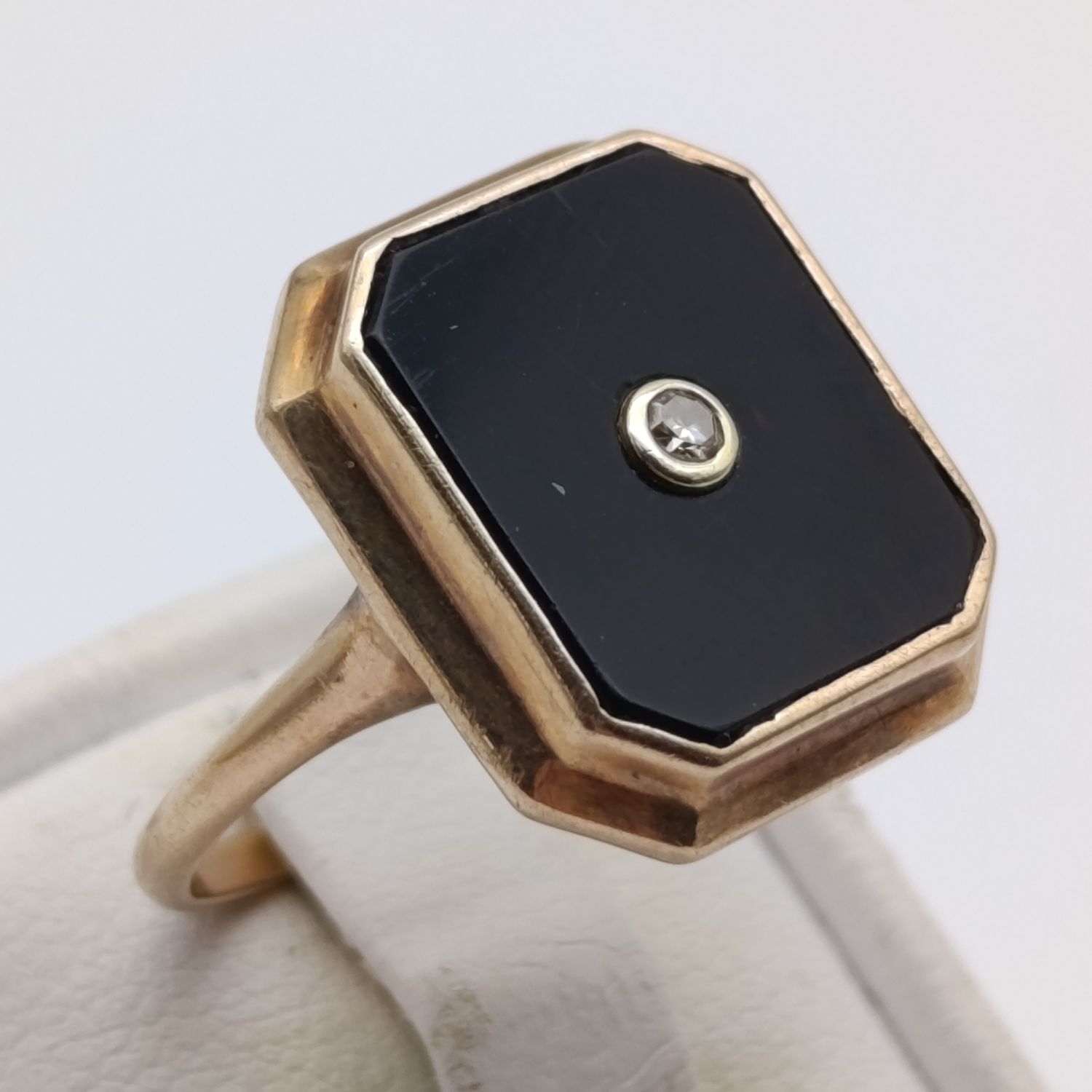 9kt gold men&#39;s ring size M with onyx &amp; diamond - weight 3.7g