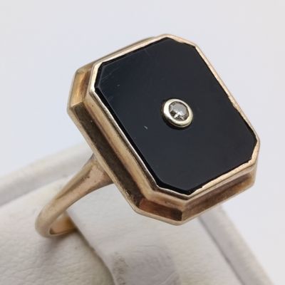 9kt gold men&#39;s ring size M with onyx &amp; diamond - weight 3.7g