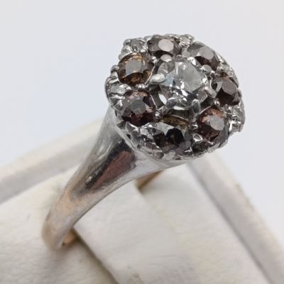 9kt White gold diamond ring with 0,25ct diamond surrounded by 7 smaller brown diamonds - weighs 3.4g