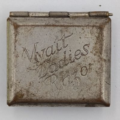 Vintage Myatt Ladies Razor in small tin
