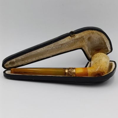 Vintage Genuine meerschaum smoking pipe in case - small chips on mouthpiece