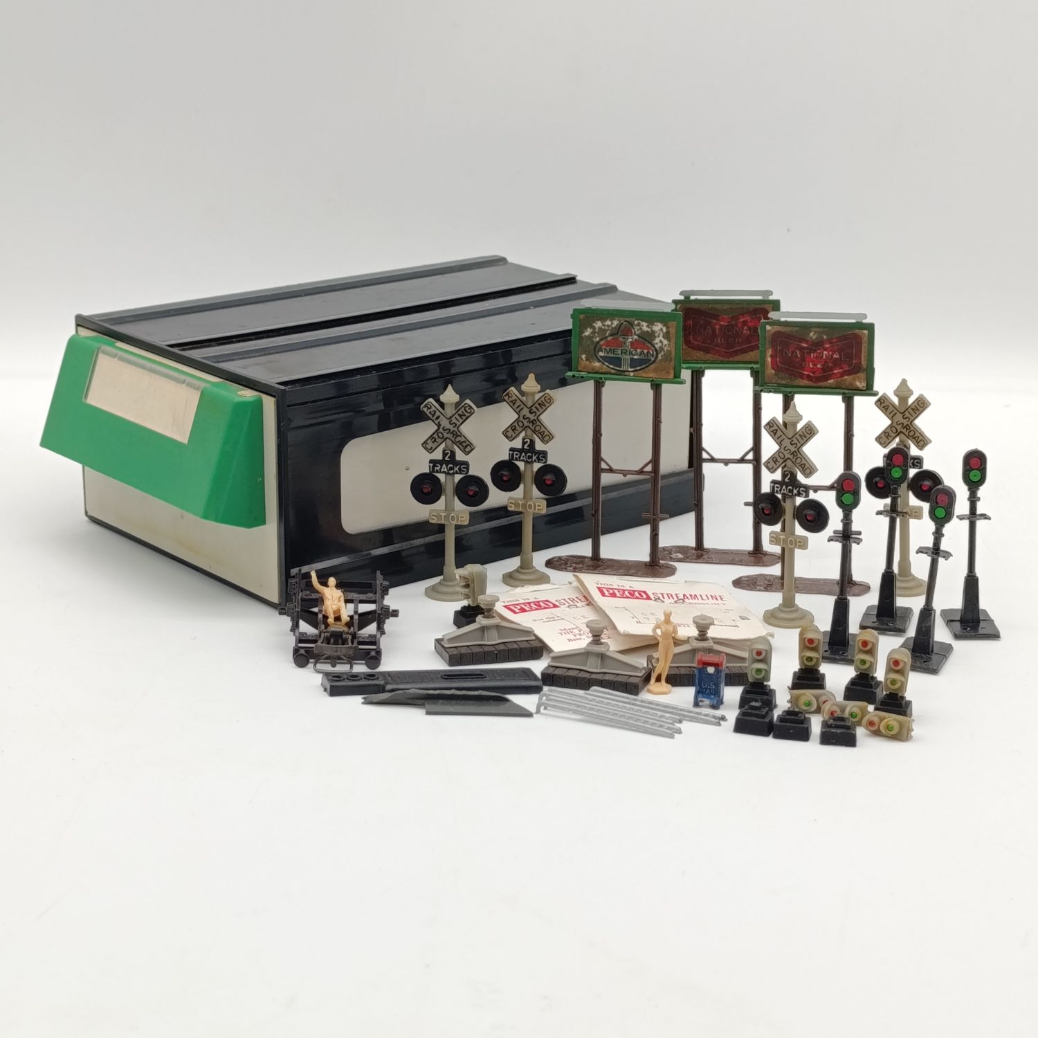 Lot of vintage Railways scale model signal lights, signs and other accessories - HO scale