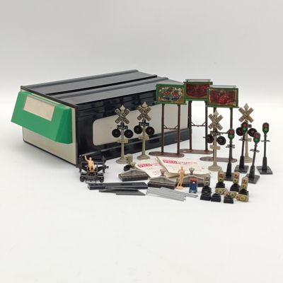 Lot of vintage Railways scale model signal lights, signs and other accessories - HO scale