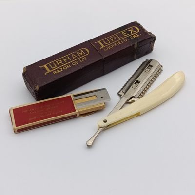 Vintage Durham Duplex straight razor with extra disposable blades