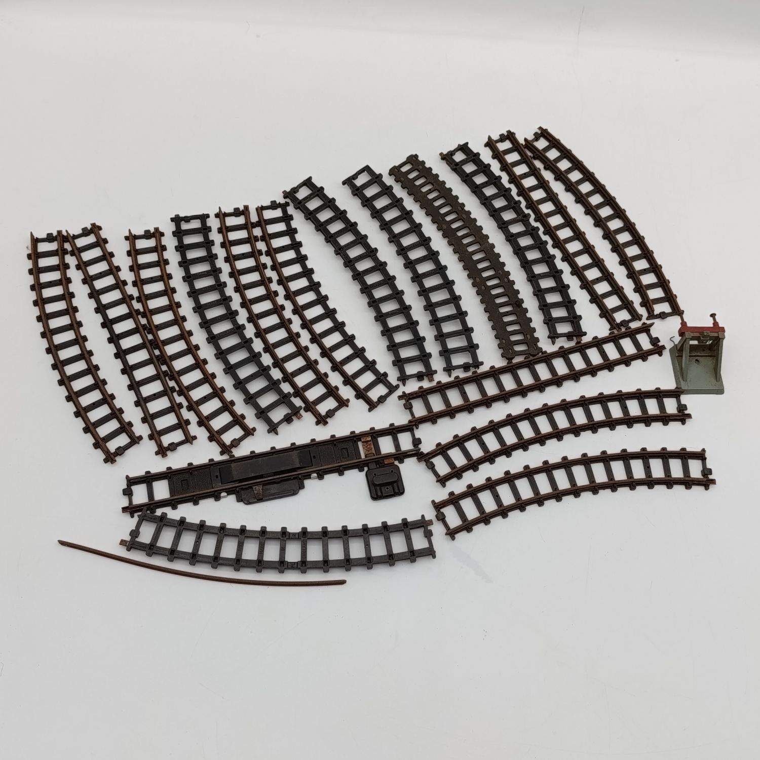 Lot of 17 Triang HO-scale railway tracks including Hornby track stop
