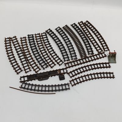 Lot of 17 Triang HO-scale railway tracks including Hornby track stop