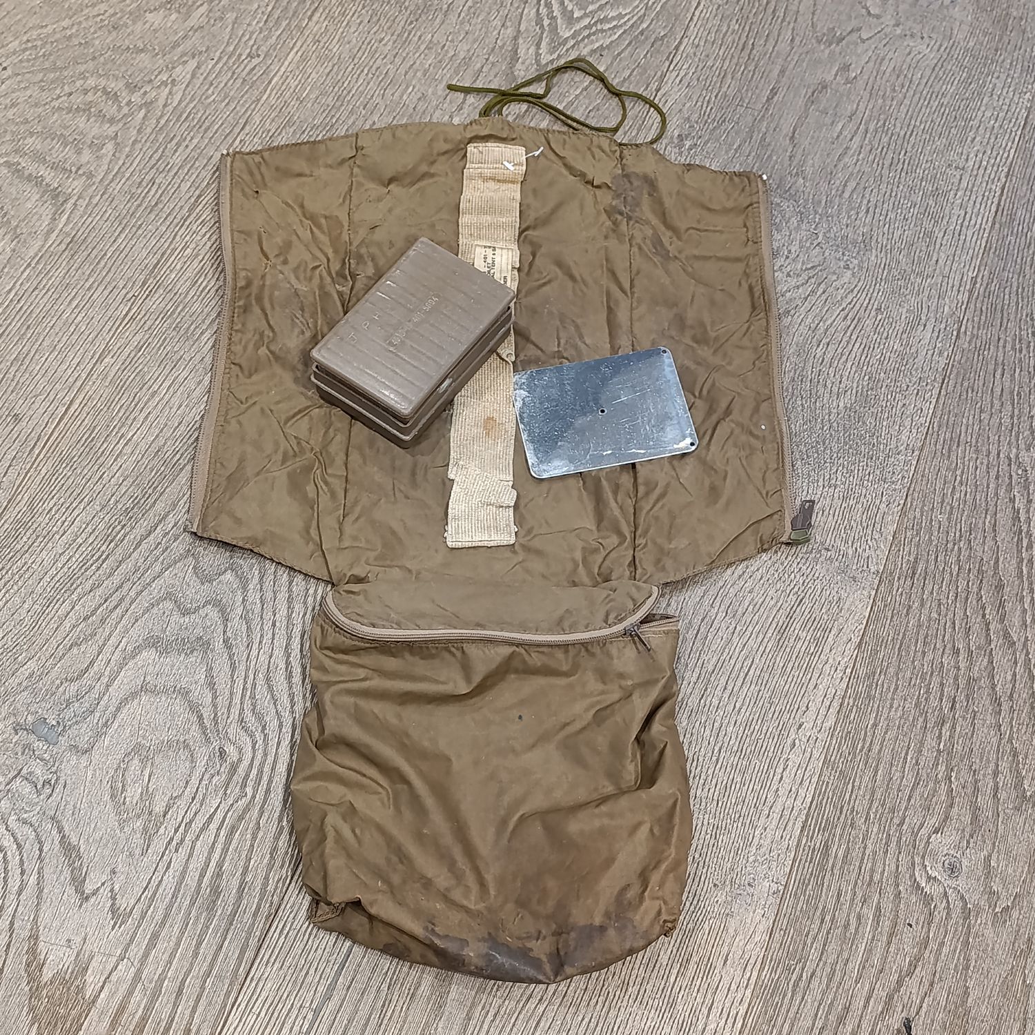 SADF Nutria toiletries shower pouch with soup box and mirror plate